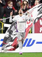 　前半、先制ゴールを決め、喜ぶ京都・マルコトゥーリオ