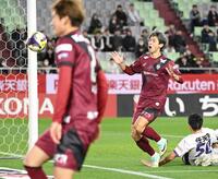 　前半、決定機を逃し悔しがる神戸・大迫
