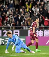 　後半、試合終了間際、同点ゴールを決め雄たけびを上げる神戸・佐々木