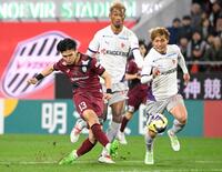 　試合終了間際、同点ゴールを決める神戸・佐々木（左）