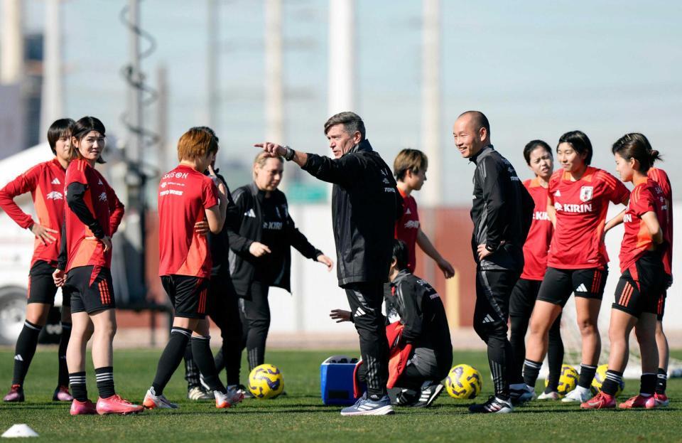 　米国戦に向けた練習で、指示を出すニールセン監督（中央）＝共同　