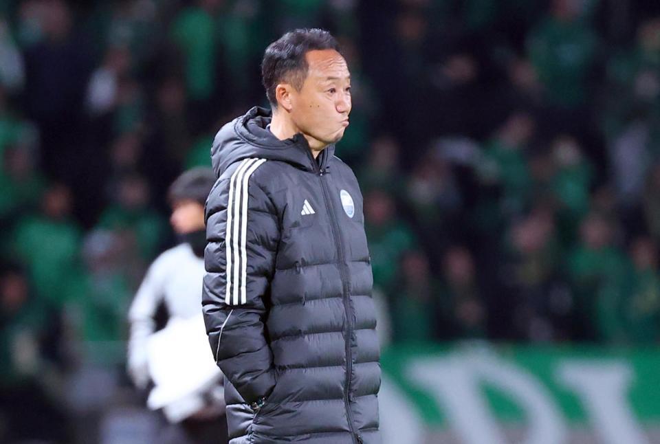 　後半、試合を見つめる町田・黒田監督