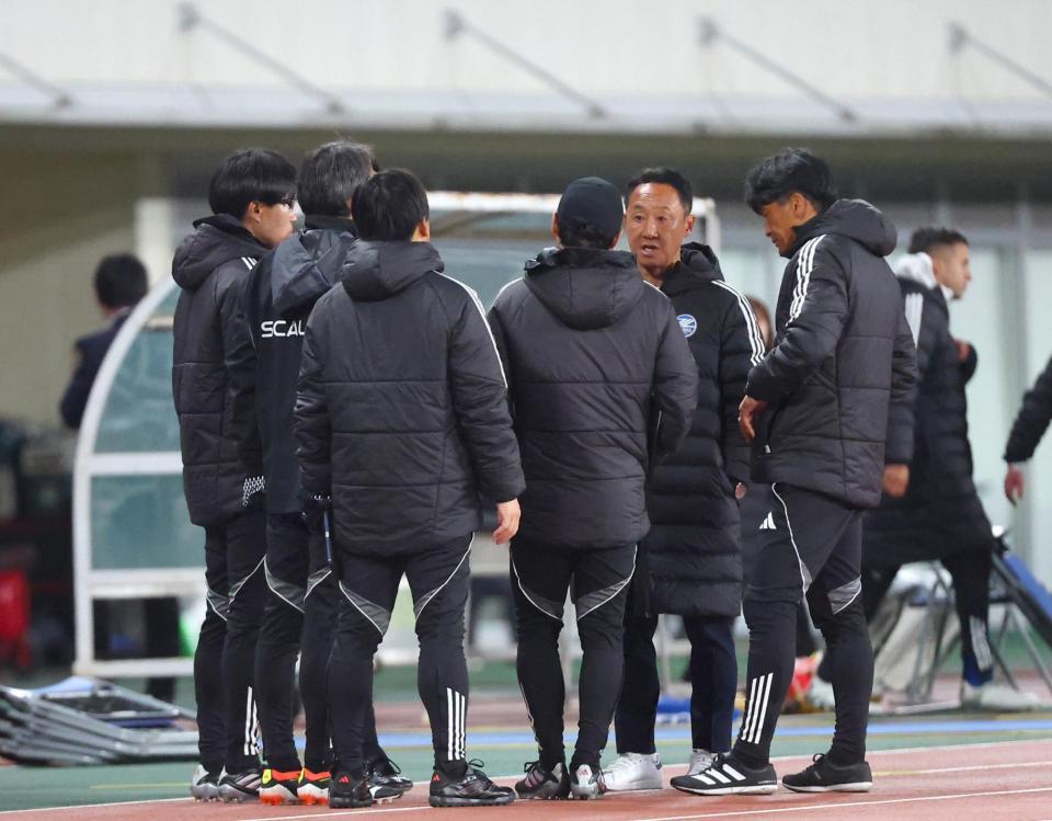 　東京Ｖに敗戦後、スタッフと話し合う町田・黒田監督（右から２人目）