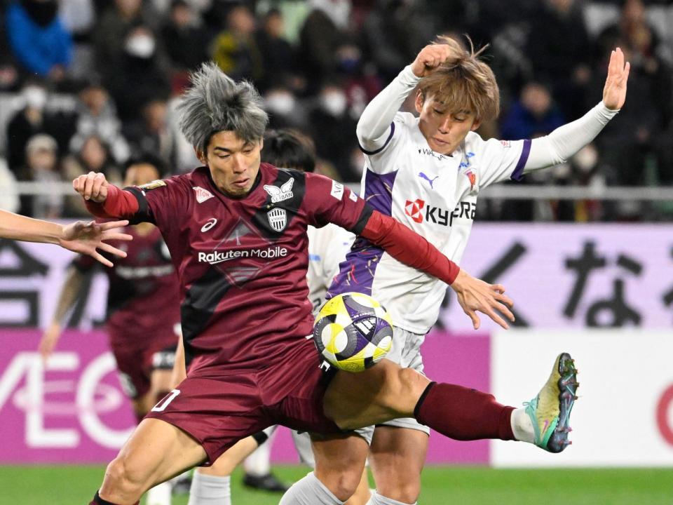 　前半、攻め込む神戸・大迫（左）