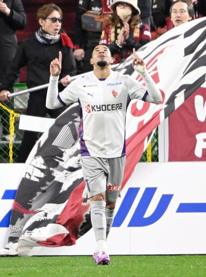 　前半、先制ゴールを決め、喜ぶ京都・マルコトゥーリオ