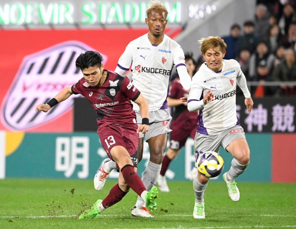 　試合終了間際、同点ゴールを決める神戸・佐々木（左）