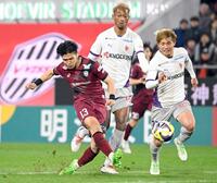 　試合終了間際、同点ゴールを決める神戸・佐々木