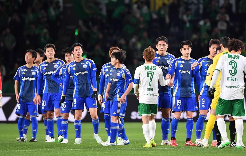 　東京Ｖに敗れ、肩を落とす町田イレブン（撮影・開出牧）