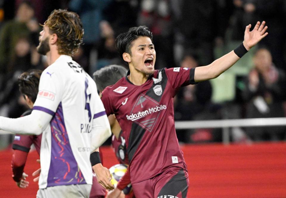 　試合終了間際、同点ゴールを決めて叫ぶ神戸・佐々木