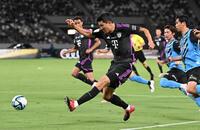 　攻め込むバイエルンのキム・ミンジェ＝２０２３年７月