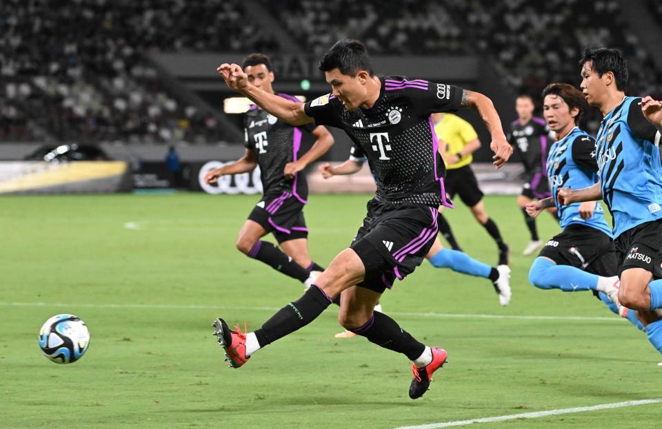 　攻め込むバイエルンのキム・ミンジェ＝２０２３年７月