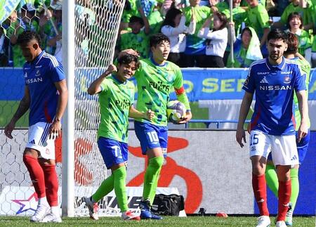 　後半、同点ゴールを決め同点ゴールを決めガッツポーズの湘南・石井久継（中央左）＝撮影・開出牧