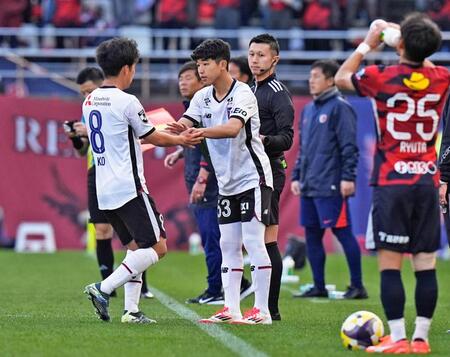 　後半、途中出場するＦＣ東京・北原（中央）