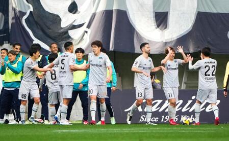 　前半、神戸のオウンゴールで先制し、喜ぶ福岡イレブン