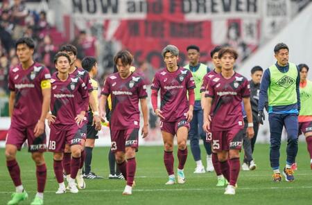 　福岡に敗れた大迫（中央）ら神戸イレブン