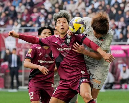 　後半、競り合う神戸・大迫（中央）