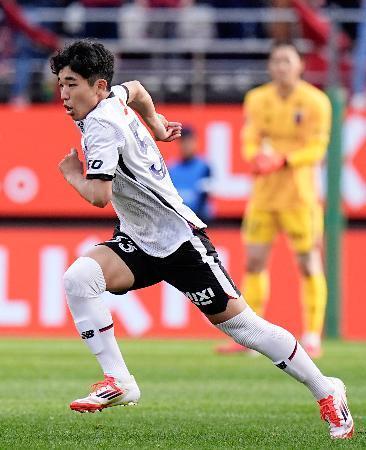 　鹿島-ＦＣ東京　後半、攻め込むＦＣ東京・北原。Ｊ１最年少出場を果たした＝カシマ