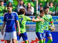 　後半、ゴールを決め、タッチを交わす湘南・石井（右から２人目）