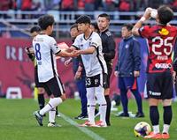 　後半、途中出場するＦＣ東京・北原（中央）