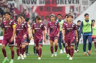 　福岡に敗れた大迫（中央）ら神戸イレブン