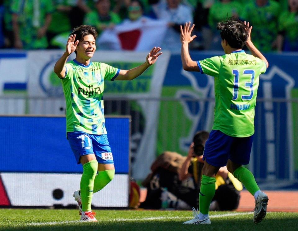 　後半、ゴールを決め、喜ぶ湘南・石井（左）