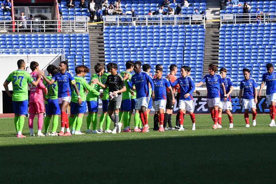 　湘南と引き分けてタッチを交わす横浜Ｍイレブン（撮影・開出牧）