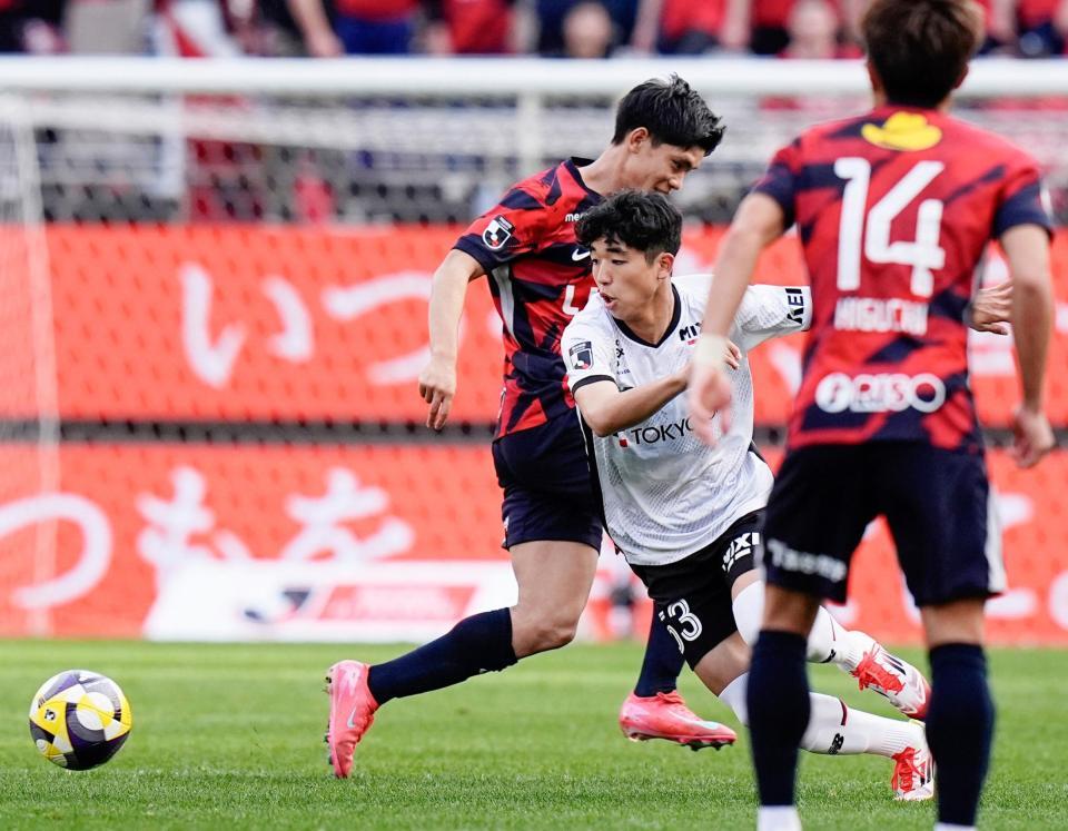 　後半、攻め込むＦＣ東京・北原（中央）