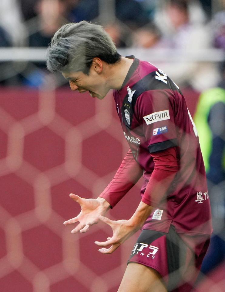 　後半、決定機を逃し悔しがる神戸・大迫