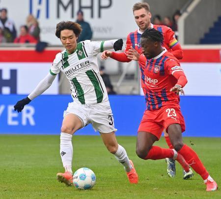 　ハイデンハイム戦で競り合うボルシアＭＧの板倉（左）＝ハイデンハイム（共同）