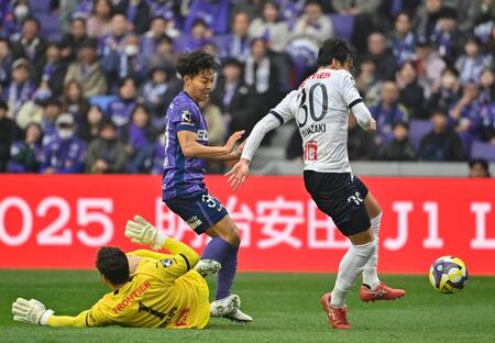 　後半、決勝ゴールを決める広島・中村（中央）