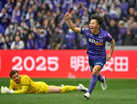 　後半、決勝ゴールを決め駆け出す広島・中村。ＧＫメギオラーロ