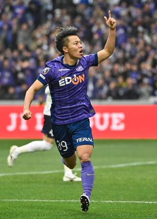 　後半、決勝ゴールを決め駆け出す広島・中村