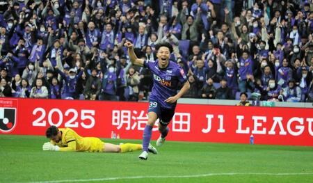 　決勝ゴールを決めて喜びを爆発させる中村草太（撮影・畠山賢大）