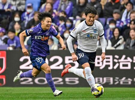 　後半、攻め込む広島・中村。右は横浜ＦＣ・山崎