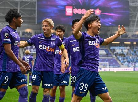 　後半、決勝ゴールを決め喜ぶ広島・中村（右端）