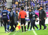 　負傷交代するアルスランに歩み寄るスキッベ監督（撮影・畠山賢大）