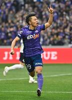 　後半、決勝ゴールを決め駆け出す広島・中村