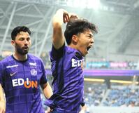 　決勝ゴールを決めてサポーターに雄たけびをあげる中村草太（撮影・畠山賢大）