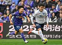 　後半、攻め込む広島・中村。右は横浜ＦＣ・山崎