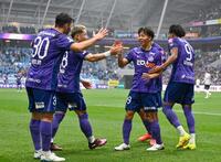 　後半、決勝ゴールを決め喜ぶ広島・中村（右から２人目）ら