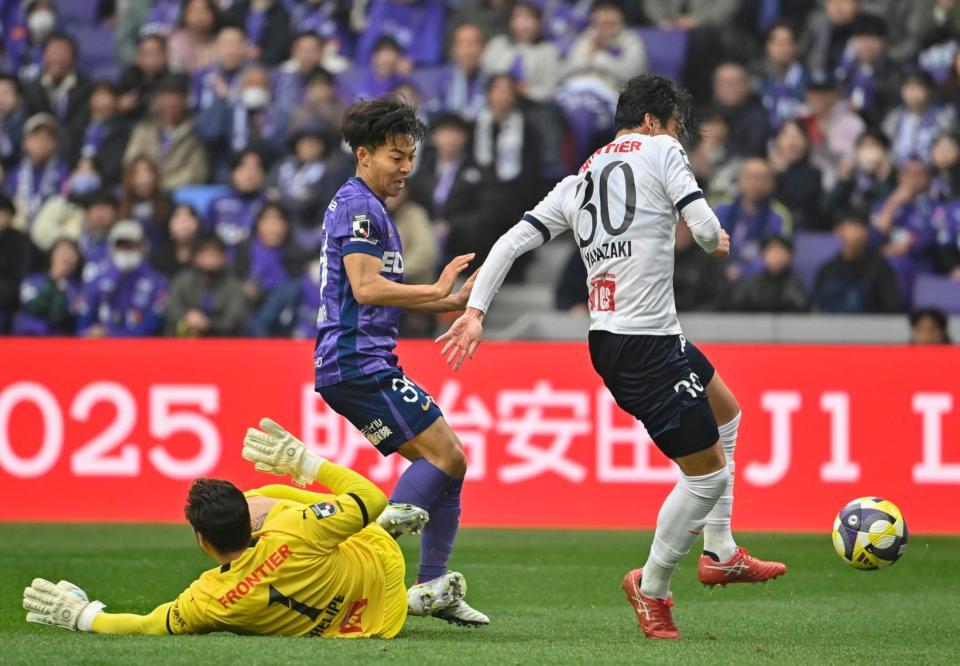 　後半、決勝ゴールを決める広島・中村（中央）