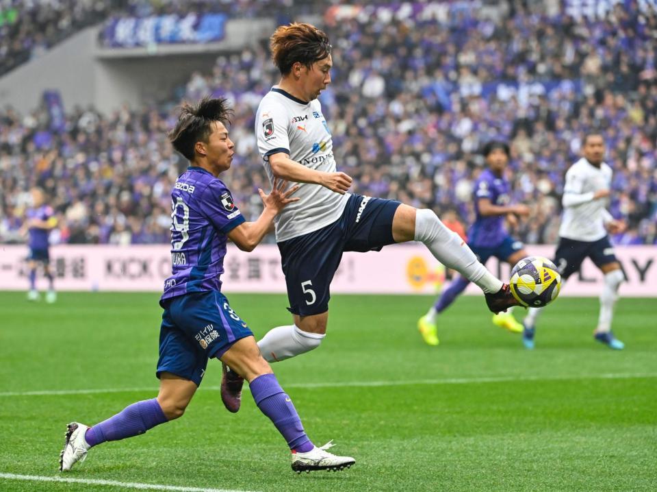 　後半、ボールをトラップする横浜ＦＣ・福森。左は広島・中村