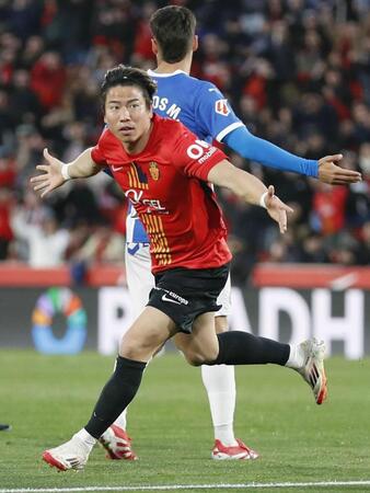 　アラベス戦の前半、先制ゴールを決めたマジョルカの浅野（共同）