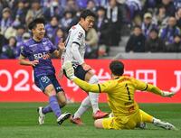 　公式戦７戦５発目となる得点を決める中村（左）