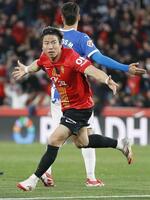 　アラベス戦の前半、先制ゴールを決めたマジョルカの浅野（共同）