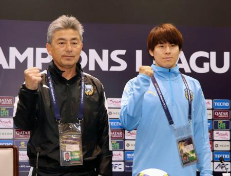 　ＡＣＬＥ決勝トーナメント１回戦の前日記者会見で、ポーズをとる川崎の脇坂（右）と長谷部監督＝４日、中国・上海