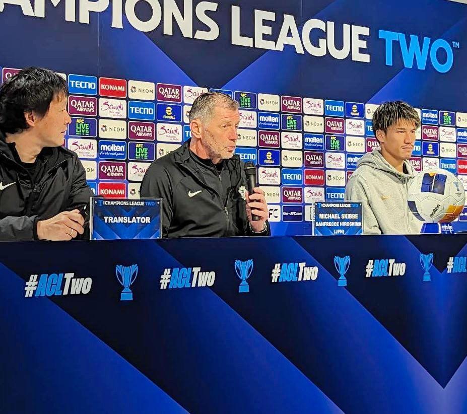 　ＡＣＬ２準々決勝・第１戦の前日会見でマイクを握るスキッベ監督（撮影・畠山賢大）