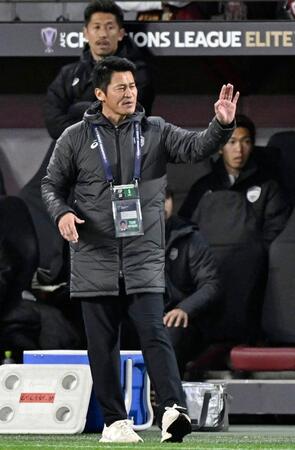 　前半、指示を出す神戸・吉田監督