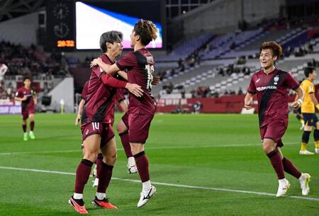 　前半、チーム２点目のゴールを決め、大迫（左）と抱き合って喜ぶ神戸・井出