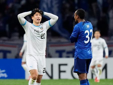 　川崎-上海申花　後半、上海申花に先制され、頭を抱える川崎・山田（左）＝上海（共同）